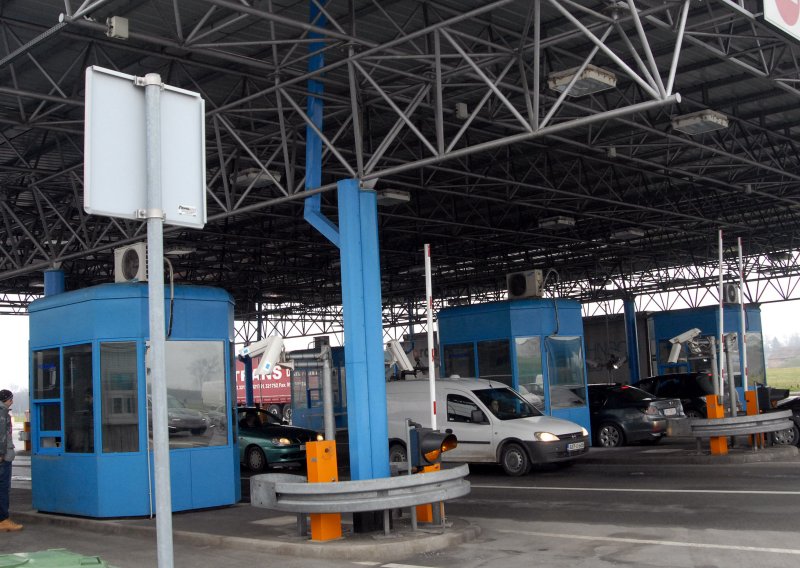 Velika akcija na granici: Uhićena četvorica carinika, u Sarajevu pronađeno i oružje