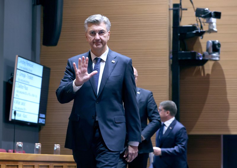 VIDEO Kaos u Saboru: SDP izašao, Bulj izbačen. Plenković poručio oporbi: 'Izgubit ćete izbore!'