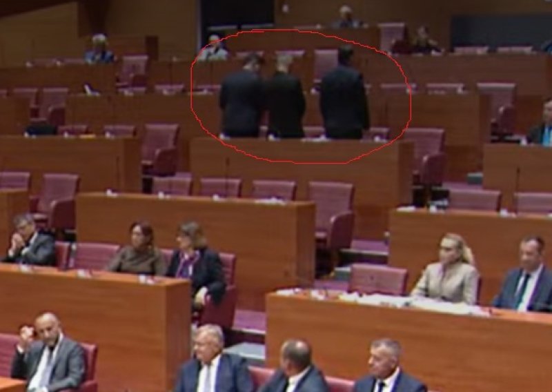 Mostovci okrenuli leđa Plenkoviću tijekom govora o stanju nacije