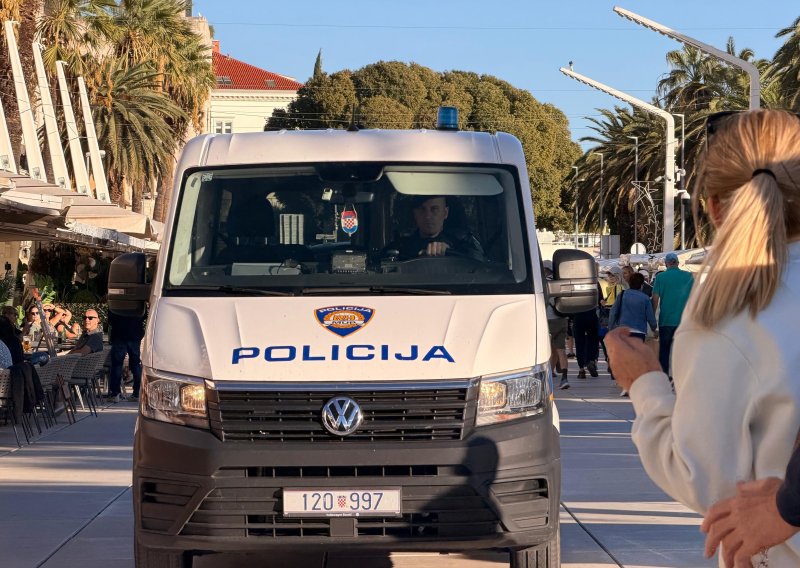 FOTO, VIDEO 18 ljudi uhićeno nasred splitske Rive: Riječ je o navijačima Ajaxa