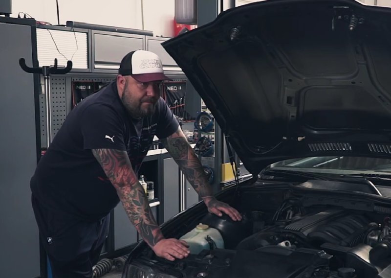 Starom BMW-u s 330.000 km ispustili su motorno ulje i ulili jestivo: Ono što se dogodilo nakon 3000 km šokiralo ih je