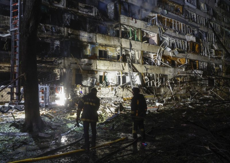 FOTO/ VIDEO Noć užasa u Kijevu: Ruski projektili pogodili stambenu zgradu, Zelenski prozvao saveznike