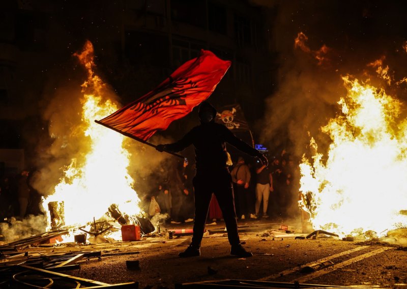 FOTO/VIDEO Strašne scene u Tirani: Studenti rušili ograde i gađali ministarstvo kamenjem, policija brutalno uzvratila