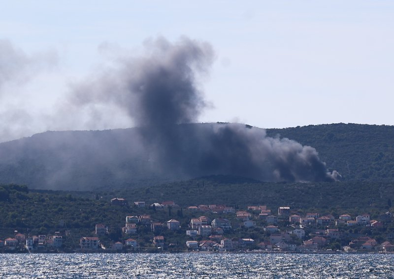FOTO/VIDEO Požar na Ugljanu: Gori skladište ribarske tvrtke