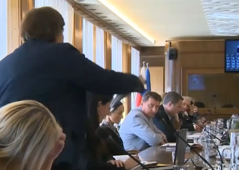 VIDEO Kaos u slovenskom parlamentu: 'Ovo je otmica, državni udar'