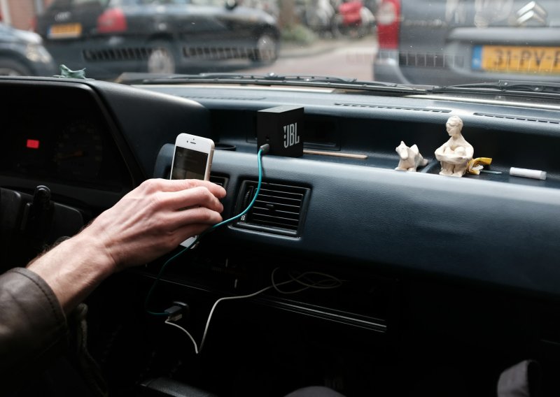 Ako baš ne morate, nemojte puniti mobitel u autu koji nije vaš. Evo zašto