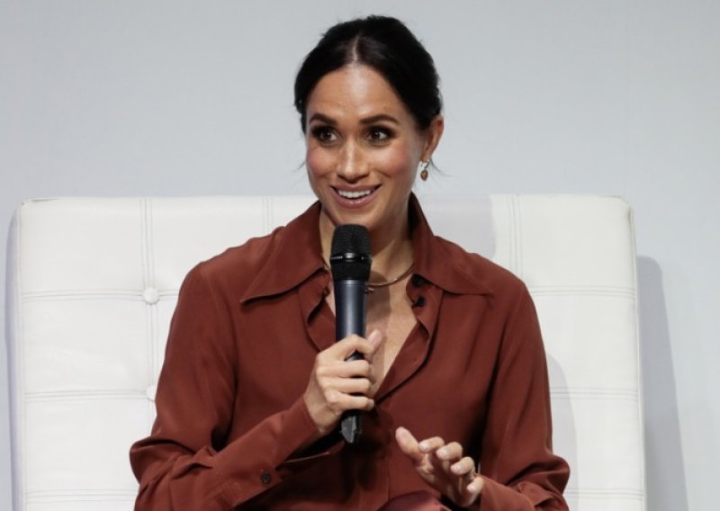 Četiri riječi na majici Meghan Markle imaju posebno značenje: Iza njih stoji tužna obiteljska priča