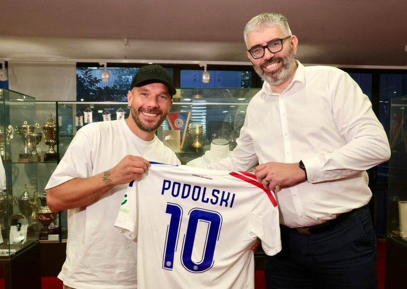 Podolski stigao na Poljud, odmah su ga učlanili u Hajduk, a dobio je i Livajinu 'desetku'