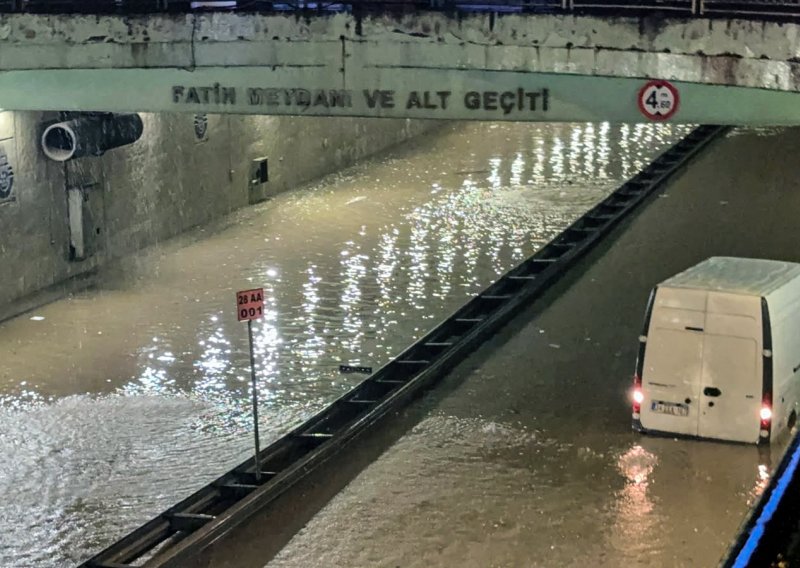 Potop u Istanbulu: Bujice nose automobile, dječak poginuo u poplavi