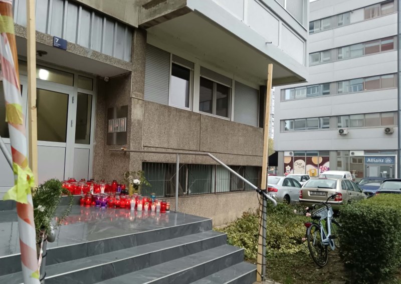 Svijeće ne prestaju gorjeti: Dirljivi prizori ispred novozagrebačke zgrade u kojoj je živio Goran Bare