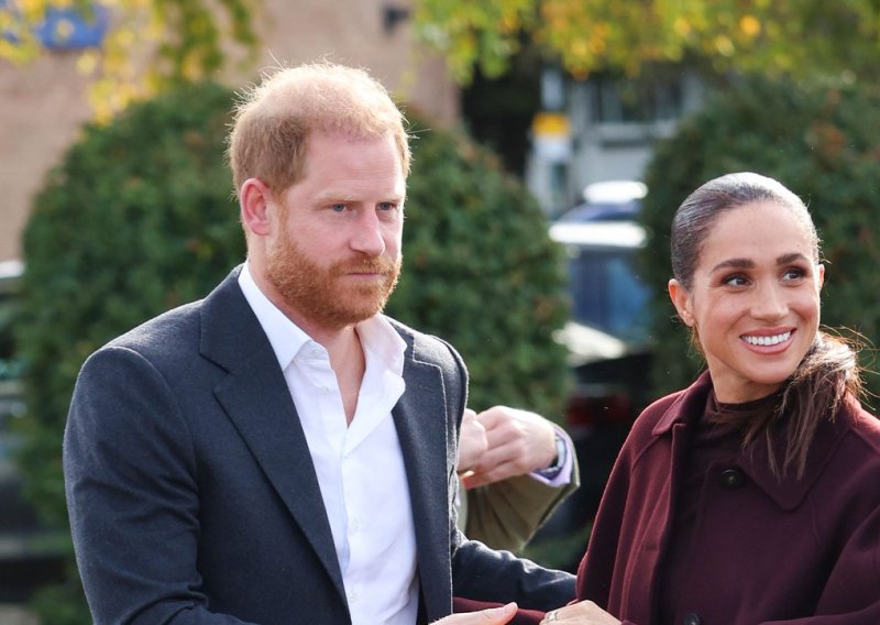 Nisu skrivali nježnosti i osmijehe: Harry i Meghan ruku pod ruku stigli u posjet kreativnom studiju u Nottinghamu