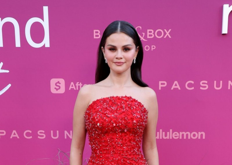 Vrhunac holivudske elegancije: Selena Gomez u Pradi od glave do pete ukrala sve poglede na gala večeri
