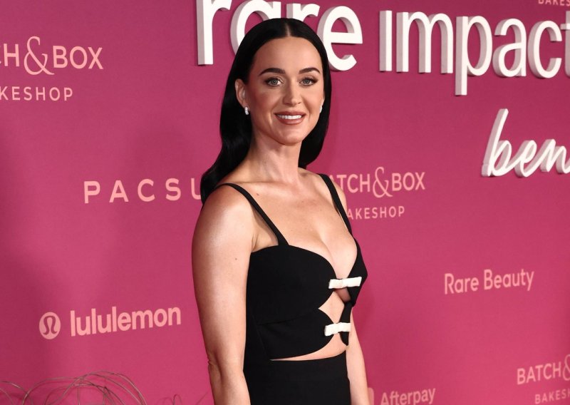 Katy Perry spojila eleganciju i odvažnost: Neobični detalji na haljini privukli pažnju