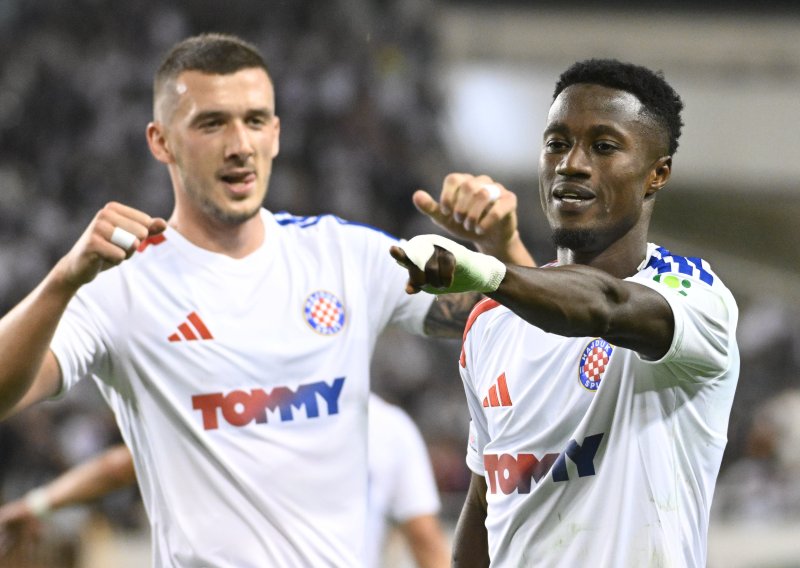Sjajni Hajduk u ludoj utakmici pobijedio Ajax! Torcida bakljadom izazvala prekid