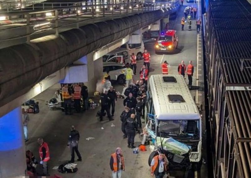 Teška nesreća u tunelu ispod La Manchea: Sudarili se vlak i bus