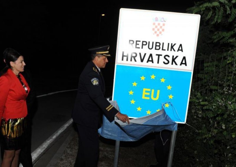 Bosnia seeks lower price for border passes with Croatia