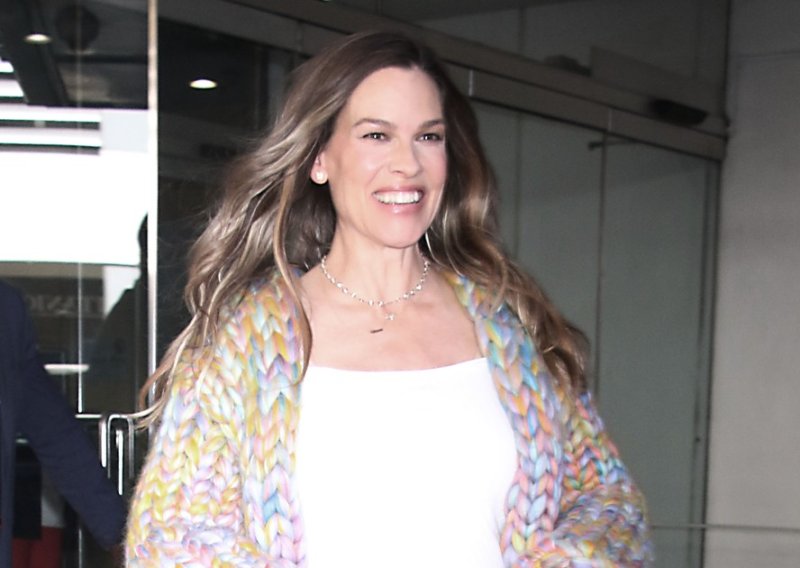 Hilary Swank prvi put u javnosti nakon vijesti o trudnoći: U kratkom topu ponosno pokazala trudnički trbuščić