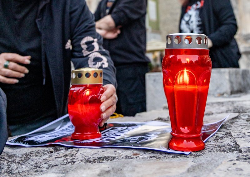 Još jedan emotivan oproštaj od Gorana Bare: Građani Pule okupili se u njegovu čast
