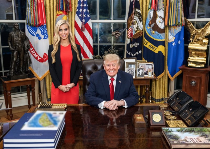 Trumpova glasnogovornica izdržala samo pet dana, a sada mu je jednom fotografijom možda stvorila ozbiljan problem