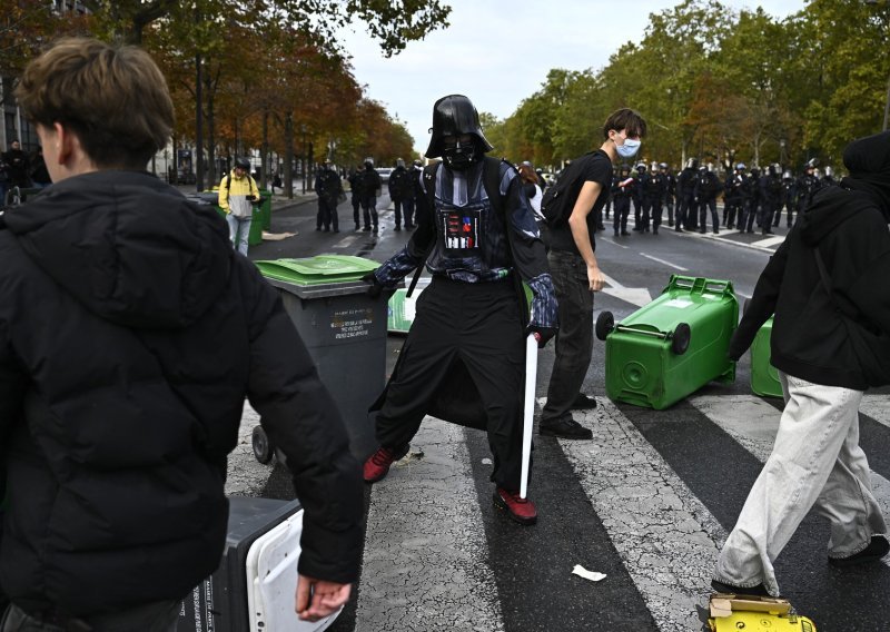 Batman, Darth Vader i divovska žaba protiv Macrona: Ovako prosvjeduje generacija Z