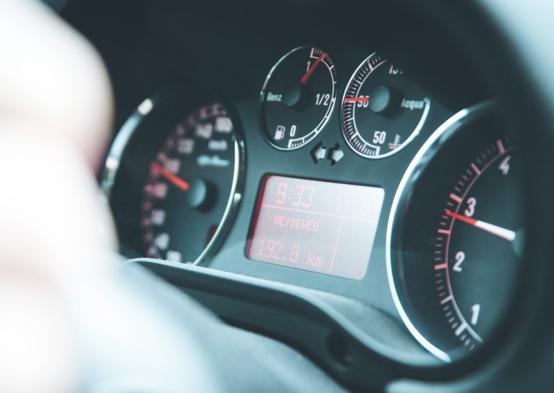 Auto normalno koči, ali ove dvije lampice se ne gase? Nemojte čekati...