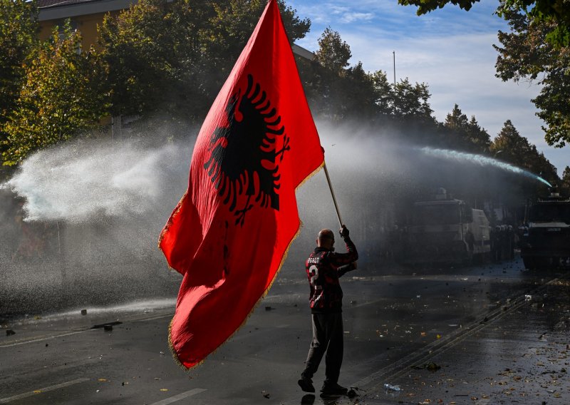 Kaos u Albaniji: Na kamenje prosvjednika policija odgovorila šok bombama