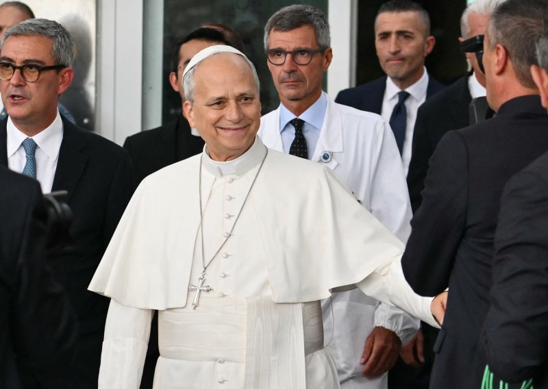 Papa Lav izašao iz bolnice