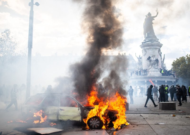 Stručnjaci o neredima u Francuskoj: 'Ne možete reći da je ovo borba za besplatne udžbenike. Macron? Vodi paralelni život'