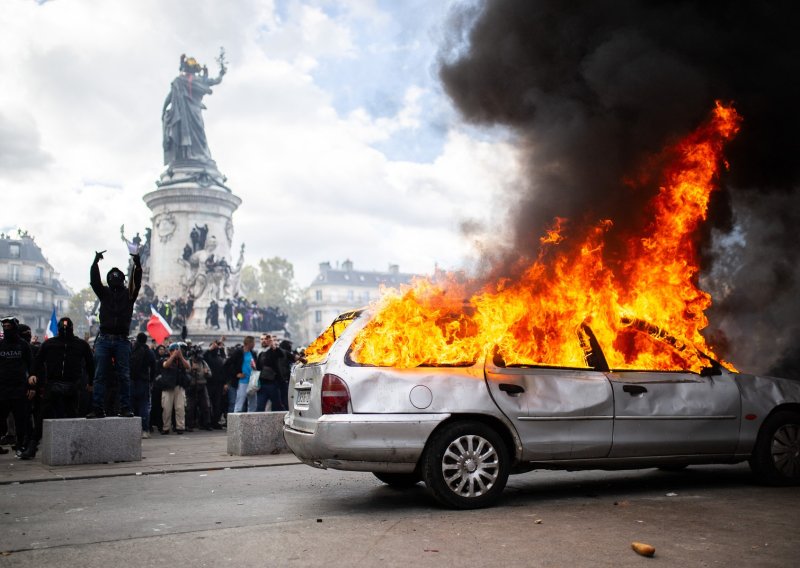 FOTO/ VIDEO Kaos na ulicama Francuske, Macron bijesan: 'Svi koji su uništavali i pljačkali bit će kažnjeni''