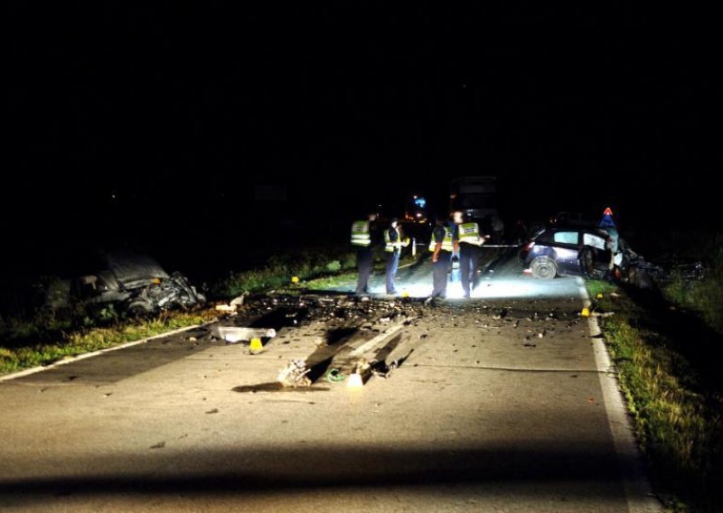 Dvije osobe poginule, tri ozlijeđene u sudaru