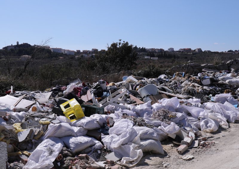 Dalmaciji prijeti 'napuljski scenarij': Gradovi troše milijune na otpad, a rješenja još nema