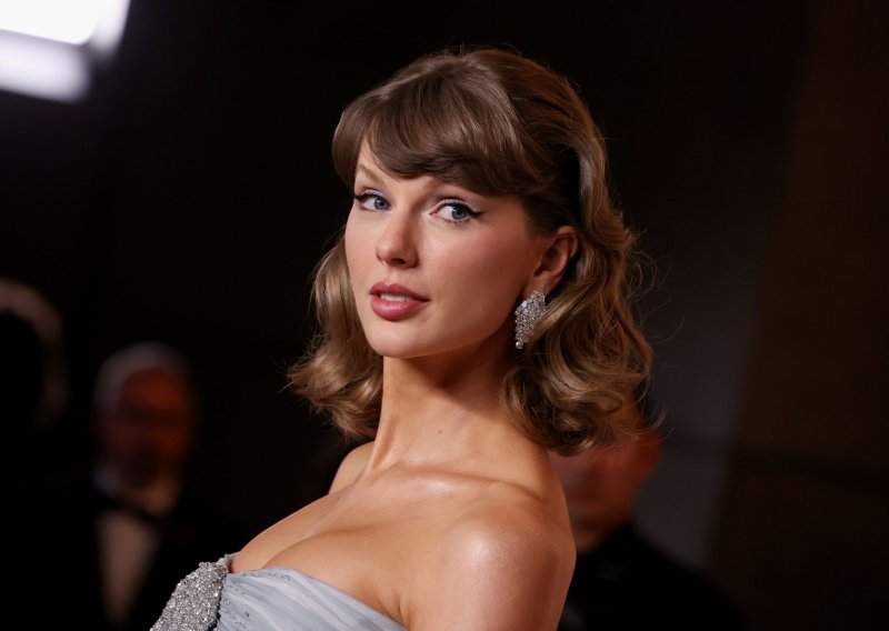 Taylor Swift pojavila se u ledenoplavom Dioru: Uz haljinu je nosila detalj vrijedan pažljivijeg pogleda