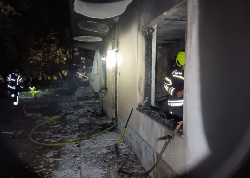 Eksplozija plina raznijela zid kuće i izazvala požar: Vatrogasci plamen vidjeli izdaleka