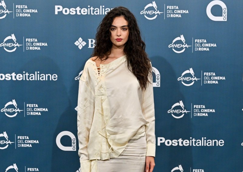 Ne treba joj glamurozna haljina: Kći Monice Bellucci u Rimu je pokazala svoj prepoznatljiv stil