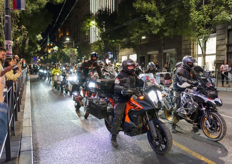 Motociklist vas je pretekao i ispružio nogu? Evo što vam zapravo pokušava poručiti