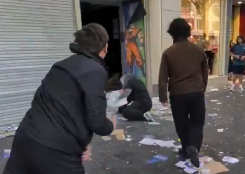VIDEO Širi se snimka hrabrog prodavača: Stao pred maskiranu rulju, a onda je uslijedio kaos