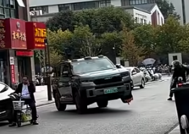 Stavili mu blokadu na kotač, a BYD se samo podigao i odvezao na tri kotača
