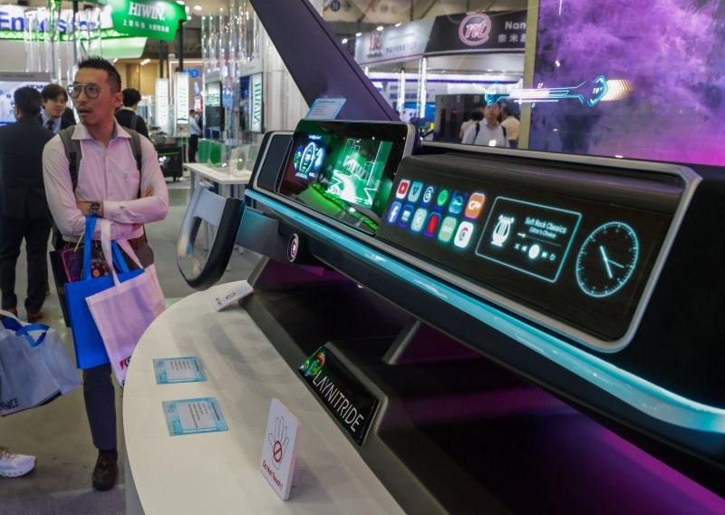 Automobilska industrija otišla je predaleko s ekranima: Kina sada uvodi stroža pravila