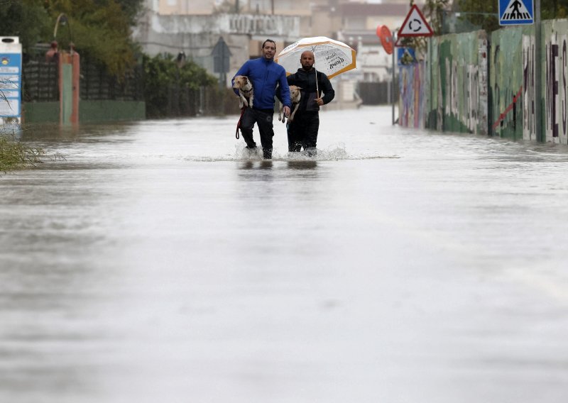 VIDEO Ulice pretvorene u bujice, automobili plutaju: Poplave odnijele živote u Španjolskoj