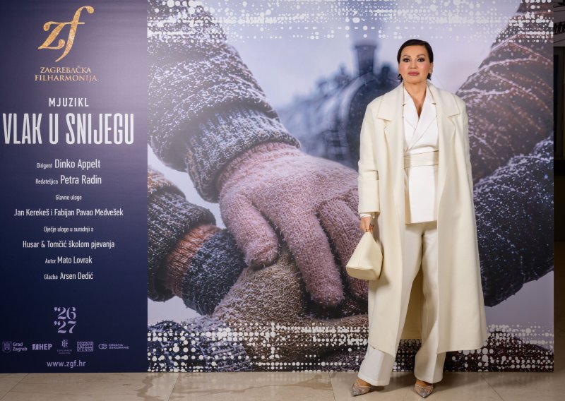 Tko još mari za prolivenu kavu, crno vino ili blato? Nina Badrić sigurno ne