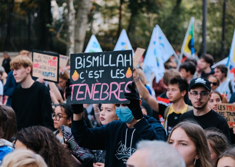 Poruka sa Snapchata postala neslužbeni slogan prosvjeda u Francuskoj: Što znači 'Bismillah, c'est les ténèbres'