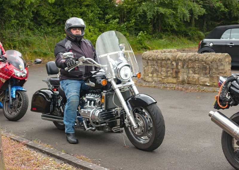 Motociklist vam neprestano otvara i zatvara šaku? Evo što vam zapravo pokušava poručiti