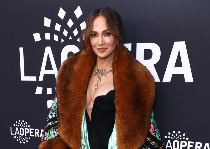Jennifer Lopez zna kako klasičnu crnu haljinu pretvoriti u spektakl: Sve zahvaljujući jednom komadu