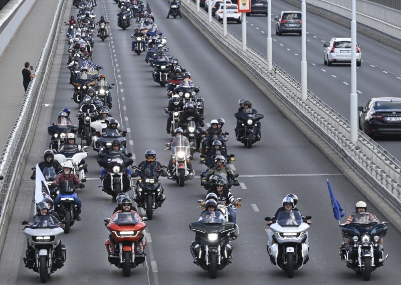 Motociklist ispred vas podigao je jedan prst prema nebu? Evo što vam zapravo pokušava poručiti