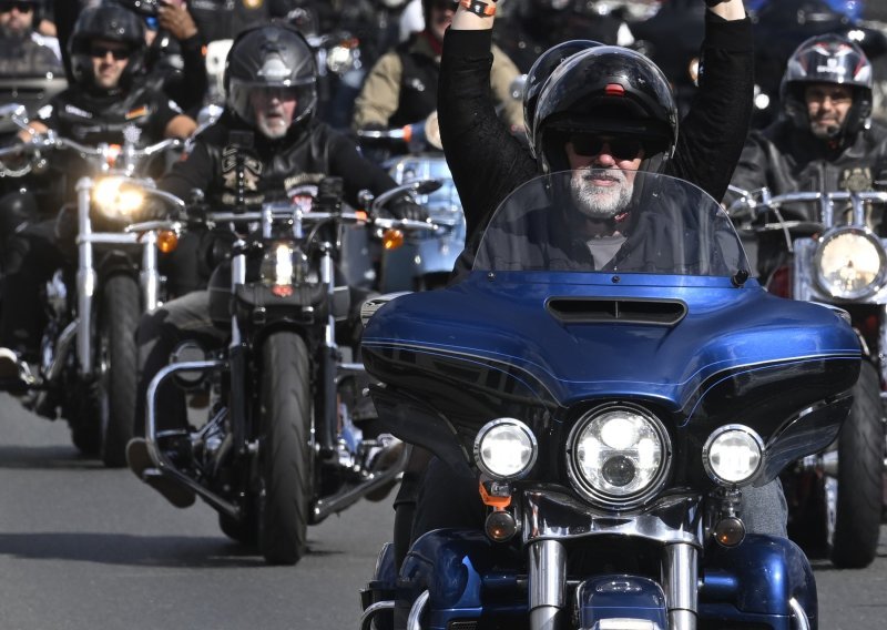 Motociklist ispred vas podigao je stisnutu šaku? Evo što vam zapravo pokušava poručiti