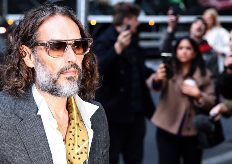 Svjedokinja tvrdi da ju je Russell Brand odvukao u toalet: Obrana osporava njezinu verziju