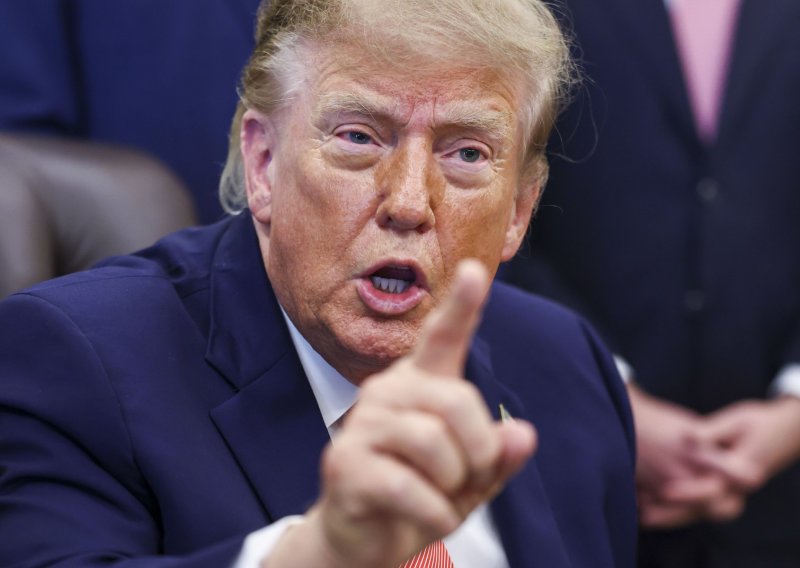 VIDEO Trump totalno podivljao na novinara u Ovalnom uredu: 'Šuti! Šuti! Jesi li ti bolestan?'
