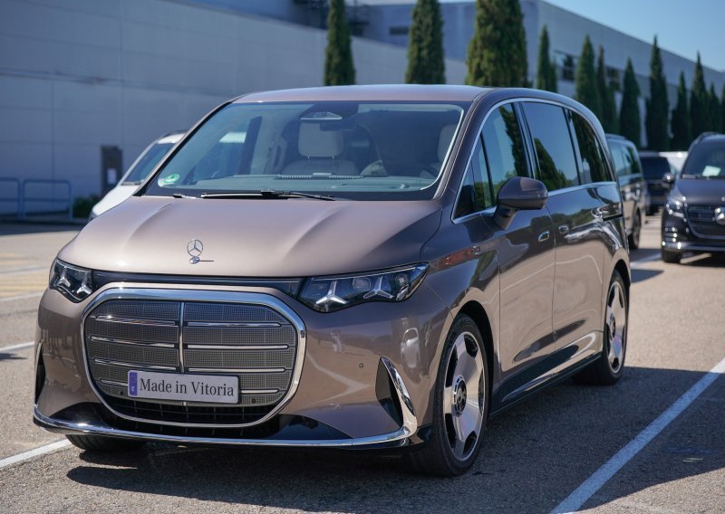 Djeca su sjela u novi Mercedes na autosalonu: Nekoliko sekundi kasnije nastao je kaos, zaposlenik nije mogao ništa