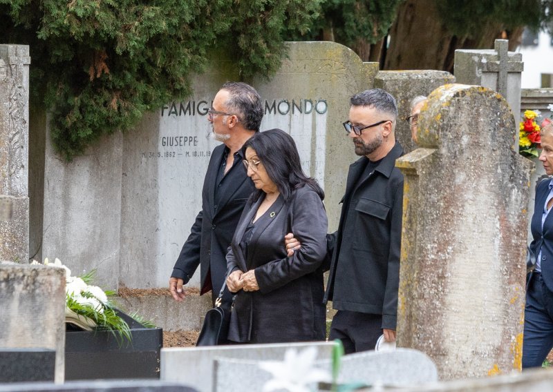 Stotine ljudi na rovinjskom groblju: Posljednje zbogom legendarnom pjevaču Mirku Cetinskom