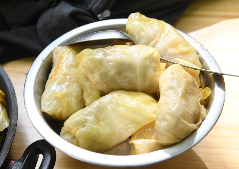 Mit o jelu koje je 'bolje što duže stoji': Zašto sarma i punjena paprika nose rizik od trovanja već nakon 48 sati